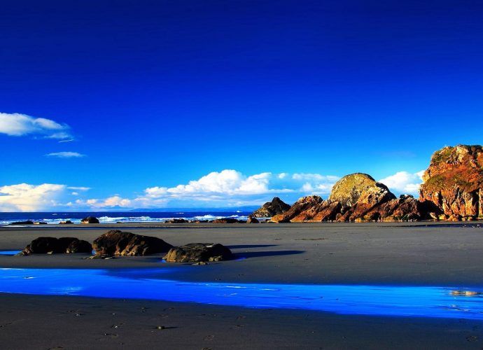 Чёрный песок и голубой океан