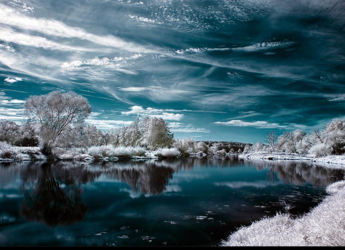 Отражение в воде река озеро облака небо лес вода  