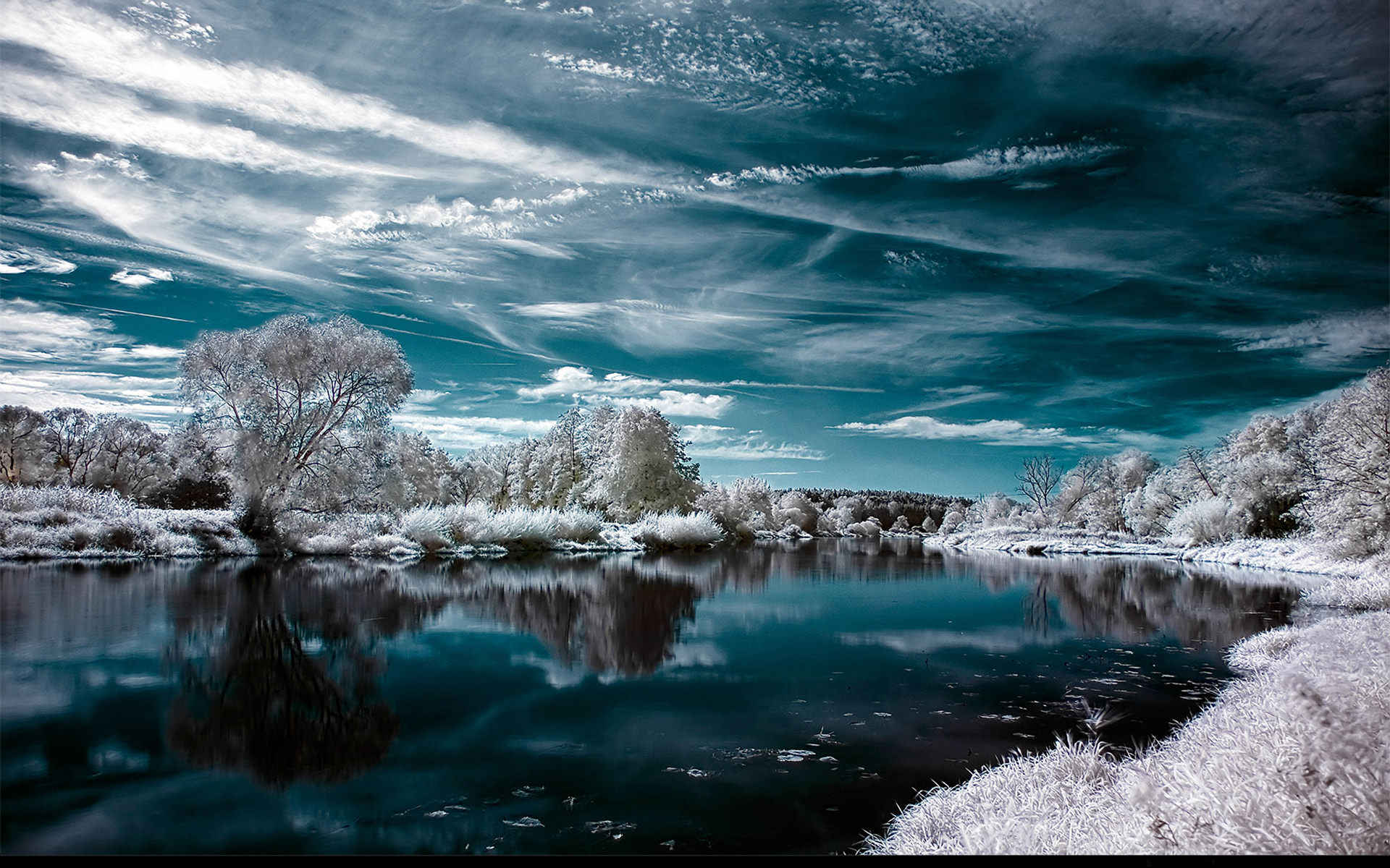 Отражение в воде река озеро облака небо лес вода  