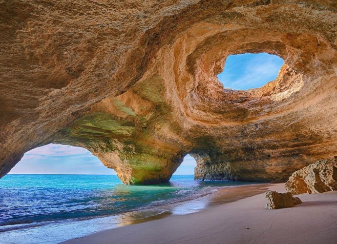 Пещеры на пляже