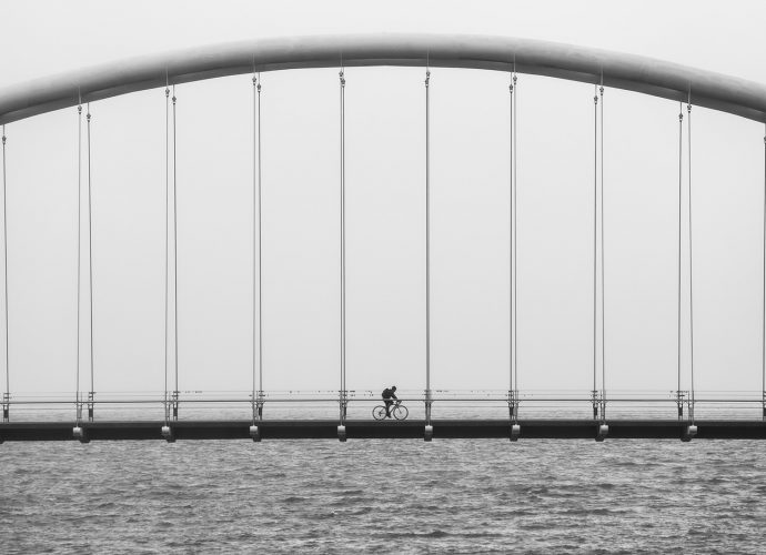 Велосипедист на мосту река мост велосипед  