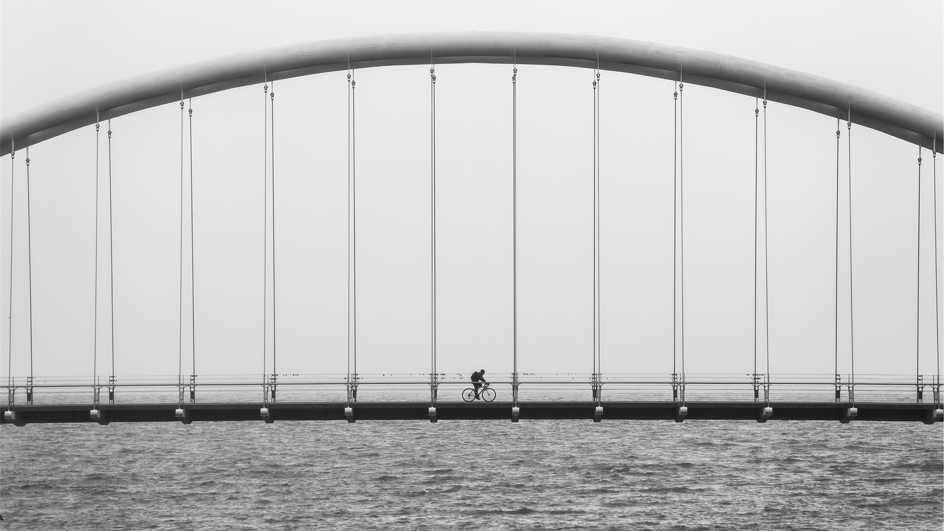 Велосипедист на мосту река мост велосипед  