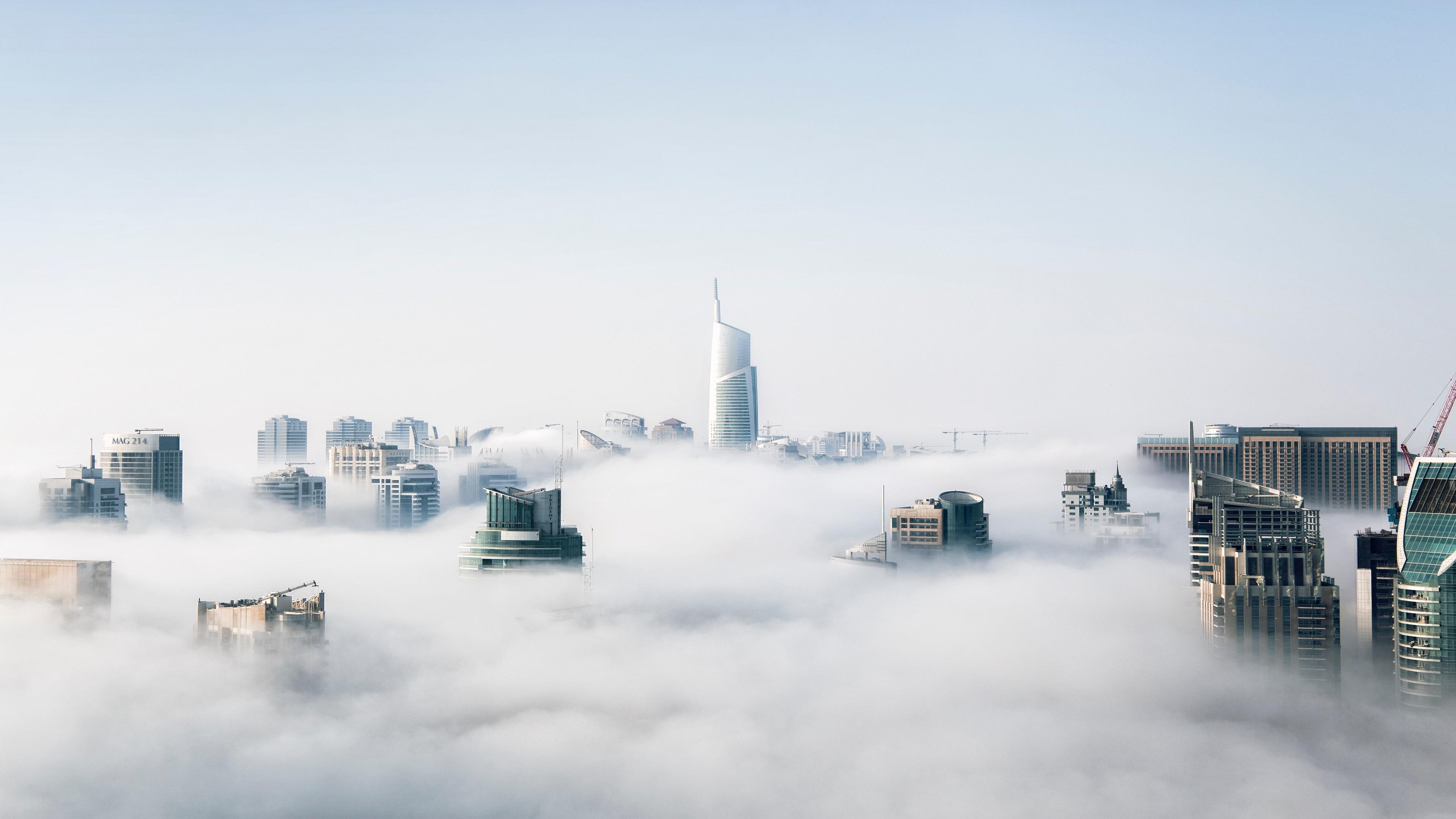 Над облаками туман облака небоскребы город  