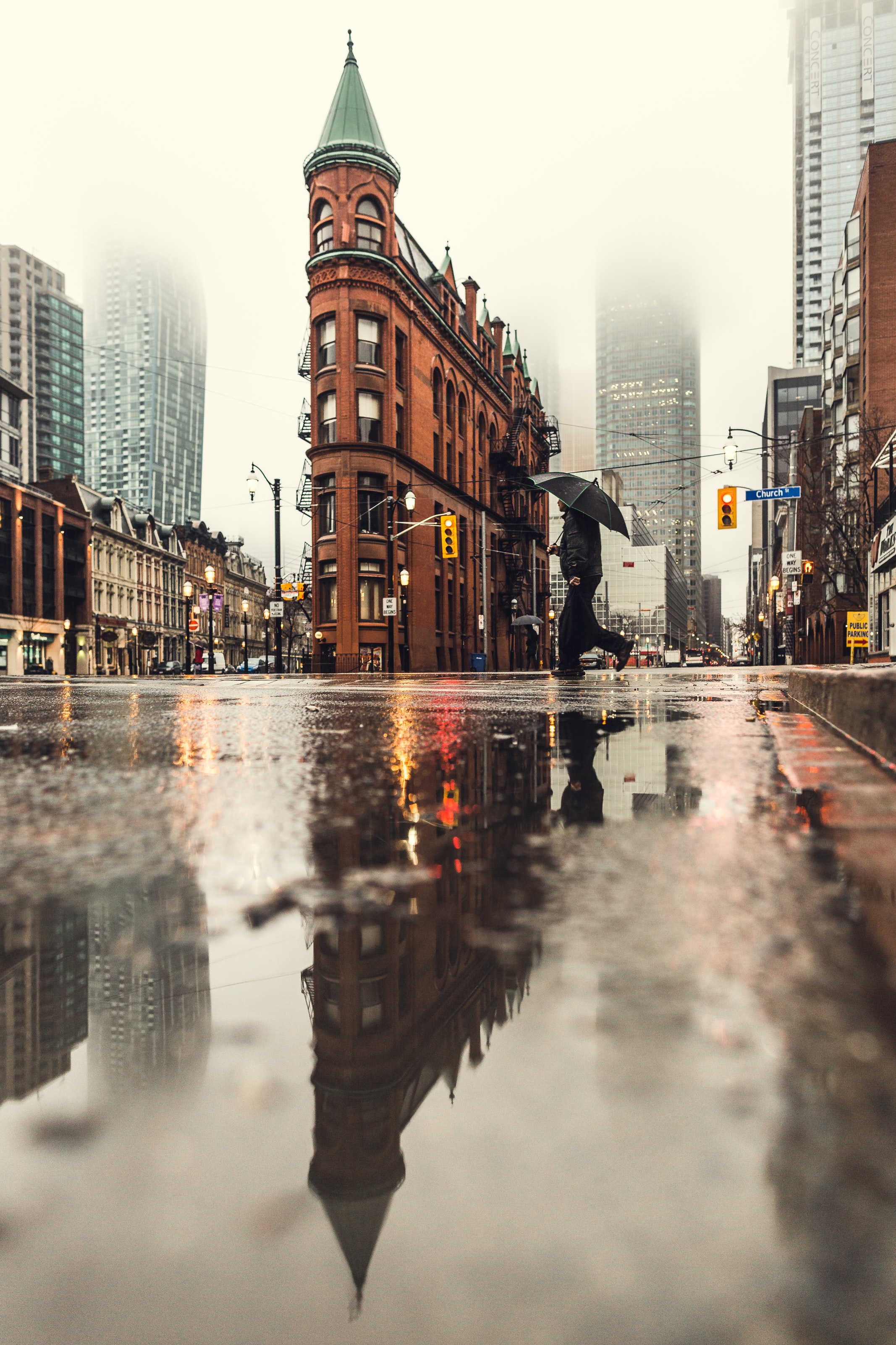 Отражение башни Флэтайрон туман небоскребы канада дождь город  
