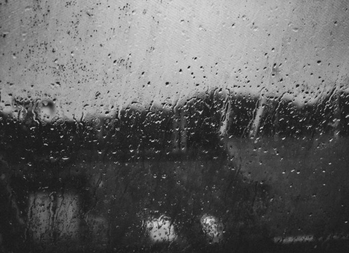 Дождь на стекле черно-белое дорога дождь вода  