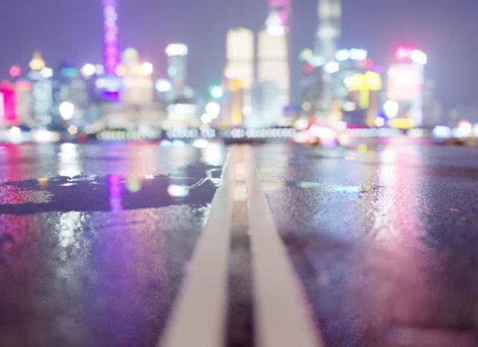 Дорога в Шанхай Шанхай ночь небоскребы Китай дорога дождь город  